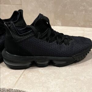 Nike Air Max LeBron 16 Low “triple black”